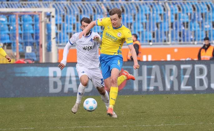 Eintracht BS vs SV Darmstadt 98 Braunschweig, 15.02.2025, Fußball, Saison 24 25, 2. Bundesliga, 22. Spieltag, Eintracht Braunschweig vs SV Darmstadt 98, Bild zeigt: Robert Ivanov (BTSV, 5) Braunschweig