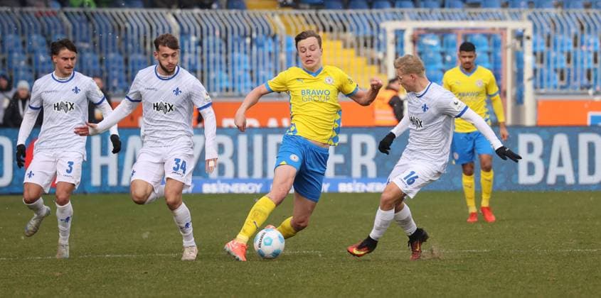 Eintracht BS vs SV Darmstadt 98 Braunschweig, 15.02.2025, Fußball, Saison 24 25, 2. Bundesliga, 22. Spieltag, Eintracht Braunschweig vs SV Darmstadt 98, Bild zeigt: Robert Ivanov (BTSV, 5) Braunschweig