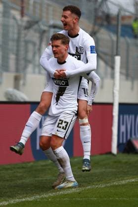 15.02.2025, xrekx, Fussball 2.Bundesliga, SV Elversberg - SpVgg Greuther Fuerth v.l. Torjubel nach dem Tor zum 2:0 celebrating the goal celebrate durch Carlo Sickinger (SV 07 Elversberg) (DFL DFB REGULATIONS PROHIBIT ANY USE OF PHOTOGRAPHS as IMAGE SEQUENCES and or QUASI-VIDEO) Elversberg