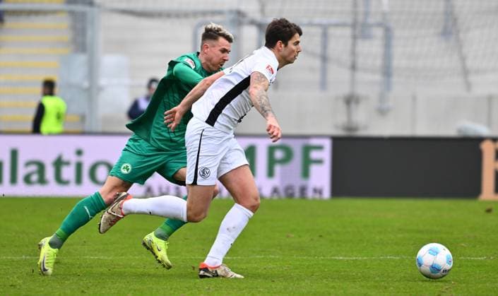 14.02.2025 - Fussball - Saison 2024 2025 - 2. Fussball - Bundesliga - 22. Spieltag: SV Elversberg - SpVgg Greuther Fürth ( Kleeblatt ) - Sportfoto Zink - xwoxzix - DFL regulations prohibit any use of photographs as image sequences and or quasi-video - only for editorial use - Felix Klaus (30, SpVgg Greuther Fürth ) Maximilian Rohr (31, SV Elversberg )