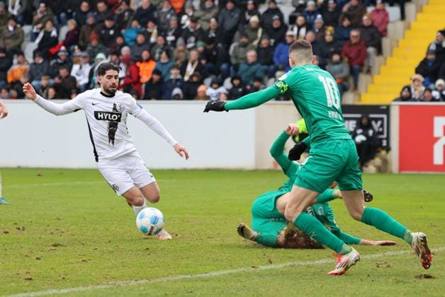 15.02.2025, Fussball, Herren, 2. Bundesliga, Saison 2024 2025, SV 07 Elversberg - SpVgg Greuther Fürth, Semih Sahin (SV 07 Elversberg), Branimir Hrgota (SpVgg Greuther Fürth) Elversberg Ursapharm-Arena an der Kaiserlinde Saarland Deutschland (DE)