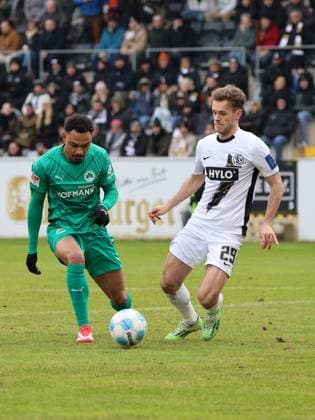15.02.2025, Fussball, Herren, 2. Bundesliga, Saison 2024 2025, SV 07 Elversberg - SpVgg Greuther Fürth, Tom Zimmerschied (SV 07 Elversberg), Sacha Banse (SpVgg Greuther Fürth) Elversberg Ursapharm-Arena an der Kaiserlinde Saarland Deutschland (DE)