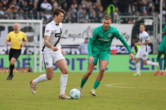 15.02.2025, Fussball, Herren, 2. Bundesliga, Saison 2024 2025, SV 07 Elversberg - SpVgg Greuther Fürth, Maximilian Rohr (SV 07 Elversberg), Dennis Srbeny (SpVgg Greuther Fürth) Elversberg Ursapharm-Arena an der Kaiserlinde Saarland Deutschland (DE)