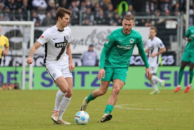 15.02.2025, Fussball, Herren, 2. Bundesliga, Saison 2024 2025, SV 07 Elversberg - SpVgg Greuther Fürth, Maximilian Rohr (SV 07 Elversberg), Dennis Srbeny (SpVgg Greuther Fürth) Elversberg Ursapharm-Arena an der Kaiserlinde Saarland Deutschland (DE)