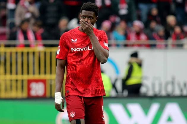 15.02.2025, xmohx, Fussball 2.Bundesliga, 1.FC Kaiserslautern - Hannover 96 v.l. Ragnar Ache (1. FC Kaiserslautern) Enttäuscht, traurig, frustriert (DFL DFB REGULATIONS PROHIBIT ANY USE OF PHOTOGRAPHS as IMAGE SEQUENCES and or QUASI-VIDEO) Kaiserslautern