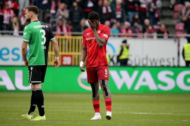 15.02.2025, xmohx, Fussball 2.Bundesliga, 1.FC Kaiserslautern - Hannover 96 v.l. Boris Tomiak (Hannover 96) Ragnar Ache (1. FC Kaiserslautern) Enttäuscht, traurig, frustriert (DFL DFB REGULATIONS PROHIBIT ANY USE OF PHOTOGRAPHS as IMAGE SEQUENCES and or QUASI-VIDEO) Kaiserslautern