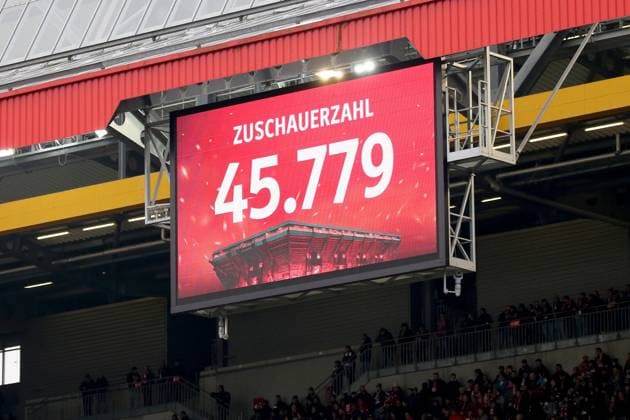 15.02.2025, xmohx, Fussball 2.Bundesliga, 1.FC Kaiserslautern - Hannover 96 v.l. Zuschauerzahl auf der Anzeigetafel (DFL DFB REGULATIONS PROHIBIT ANY USE OF PHOTOGRAPHS as IMAGE SEQUENCES and or QUASI-VIDEO) Kaiserslautern