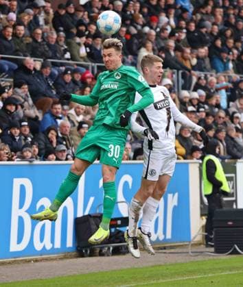 15.02.2025, Fussball, Herren, 2. Bundesliga, Saison 2024 2025, SV 07 Elversberg - SpVgg Greuther Fürth, Felix Klaus (SpVgg Greuther Fürth) Elias Baum (SV 07 Elversberg) Elversberg Ursapharm-Arena an der Kaiserlinde Saarland Deutschland (DE)