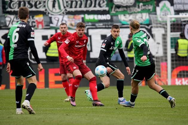 15.02.2025, xmohx, Fussball 2.Bundesliga, 1.FC Kaiserslautern - Hannover 96 v.l. (DFL DFB REGULATIONS PROHIBIT ANY USE OF PHOTOGRAPHS as IMAGE SEQUENCES and or QUASI-VIDEO) Kaiserslautern