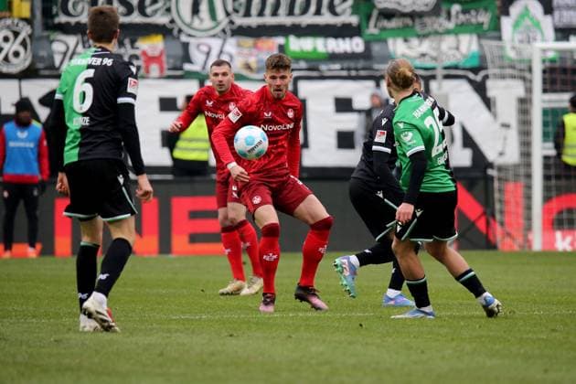 15.02.2025, xmohx, Fussball 2.Bundesliga, 1.FC Kaiserslautern - Hannover 96 v.l. Jan Elvedi (1. FC Kaiserslautern) Nicolo Tresoldi (Hannover 96) Lars Gindorf (Hannover 96) (DFL DFB REGULATIONS PROHIBIT ANY USE OF PHOTOGRAPHS as IMAGE SEQUENCES and or QUASI-VIDEO) Kaiserslautern