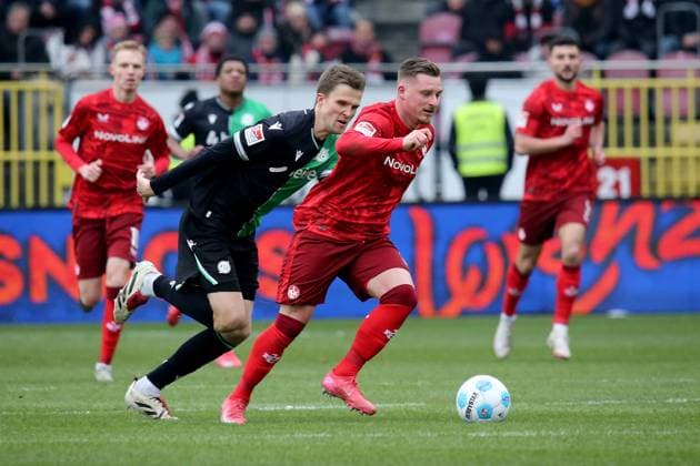 15.02.2025, xmohx, Fussball 2.Bundesliga, 1.FC Kaiserslautern - Hannover 96 v.l. Fabian Kunze (Hannover 96) Marlon Ritter (1. FC Kaiserslautern) Zweikampf, Aktion, action, battle for the ball (DFL DFB REGULATIONS PROHIBIT ANY USE OF PHOTOGRAPHS as IMAGE SEQUENCES and or QUASI-VIDEO) Kaiserslautern