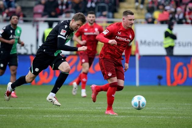 15.02.2025, xmohx, Fussball 2.Bundesliga, 1.FC Kaiserslautern - Hannover 96 v.l. Fabian Kunze (Hannover 96) Marlon Ritter (1. FC Kaiserslautern) Zweikampf, Aktion, action, battle for the ball (DFL DFB REGULATIONS PROHIBIT ANY USE OF PHOTOGRAPHS as IMAGE SEQUENCES and or QUASI-VIDEO) Kaiserslautern