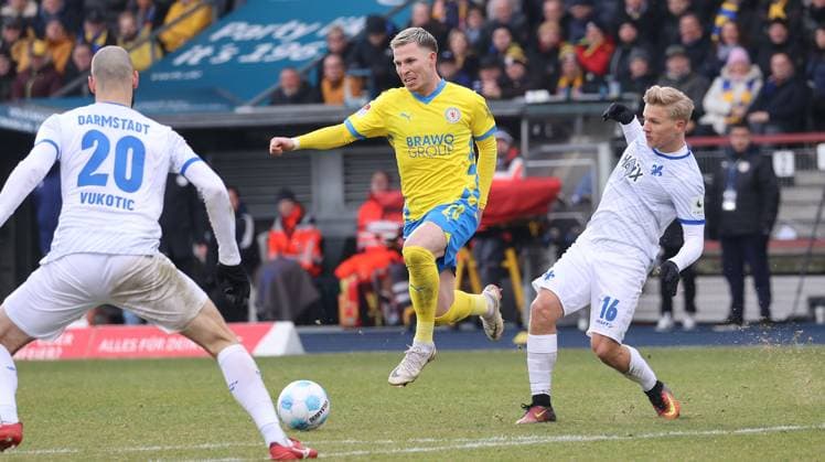 Eintracht BS vs SV Darmstadt 98 Braunschweig, 15.02.2025, Fußball, Saison 24 25, 2. Bundesliga, 22. Spieltag, Eintracht Braunschweig vs SV Darmstadt 98, Bild zeigt: Lino Tempelmann (BTSV, 20) Braunschweig