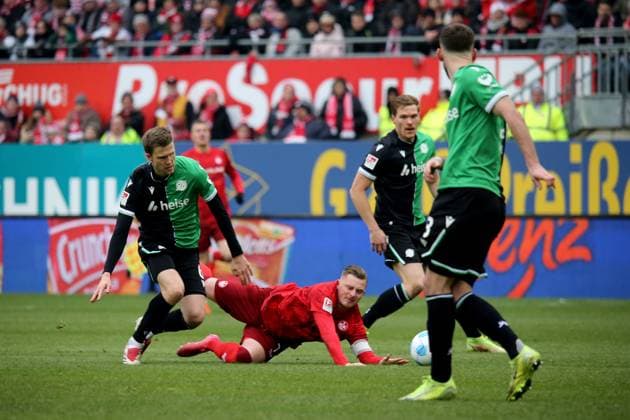 15.02.2025, xmohx, Fussball 2.Bundesliga, 1.FC Kaiserslautern - Hannover 96 v.l. Fabian Kunze (Hannover 96) Marlon Ritter (1. FC Kaiserslautern) Zweikampf, Aktion, action, battle for the ball (DFL DFB REGULATIONS PROHIBIT ANY USE OF PHOTOGRAPHS as IMAGE SEQUENCES and or QUASI-VIDEO) Kaiserslautern