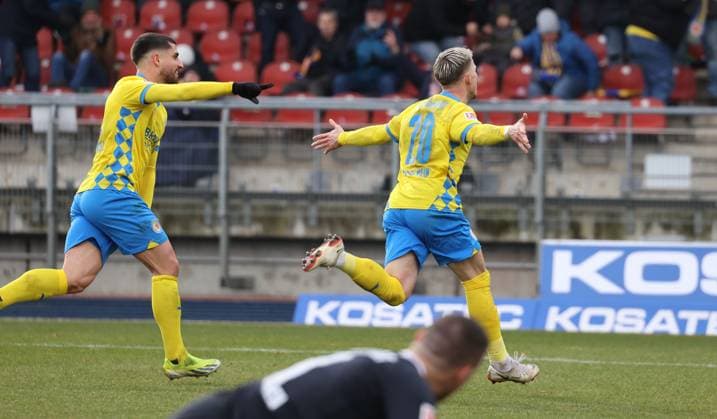 Eintracht BS vs SV Darmstadt 98 Braunschweig, 15.02.2025, Fußball, Saison 24 25, 2. Bundesliga, 22. Spieltag, Eintracht Braunschweig vs SV Darmstadt 98, Bild zeigt: Jubel bei der Eintracht über das Tor zum 1:0 durch Lino Tempelmann (BTSV, 20) Braunschweig