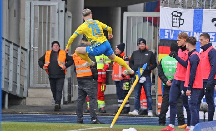 Eintracht BS vs SV Darmstadt 98 Braunschweig, 15.02.2025, Fußball, Saison 24 25, 2. Bundesliga, 22. Spieltag, Eintracht Braunschweig vs SV Darmstadt 98, Bild zeigt: Jubel bei der Eintracht über das Tor zum 1:0 durch Lino Tempelmann (BTSV, 20) Braunschweig