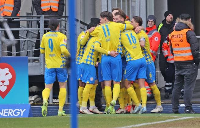 Eintracht BS vs SV Darmstadt 98 Braunschweig, 15.02.2025, Fußball, Saison 24 25, 2. Bundesliga, 22. Spieltag, Eintracht Braunschweig vs SV Darmstadt 98, Bild zeigt: Jubel bei der Eintracht über das Tor zum 1:0 durch Lino Tempelmann (BTSV, 20) Braunschweig