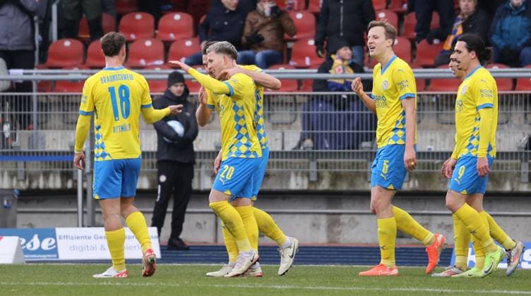 Eintracht BS vs SV Darmstadt 98 Braunschweig, 15.02.2025, Fußball, Saison 24 25, 2. Bundesliga, 22. Spieltag, Eintracht Braunschweig vs SV Darmstadt 98, Bild zeigt: Jubel bei der Eintracht über das Tor zum 1:0 durch Lino Tempelmann (BTSV, 20) Braunschweig