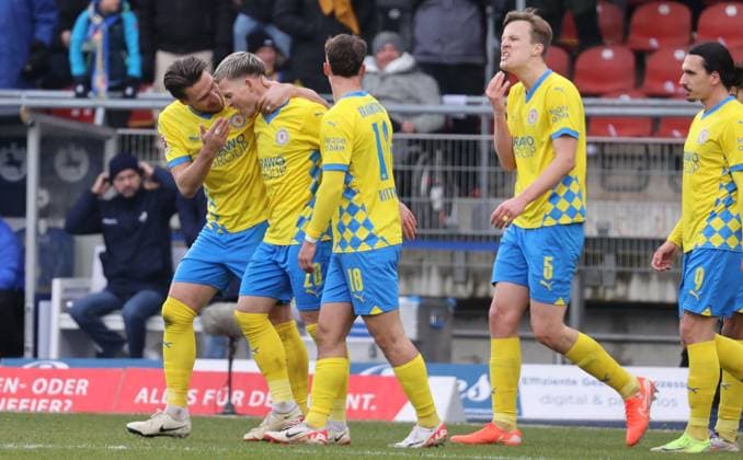Eintracht BS vs SV Darmstadt 98 Braunschweig, 15.02.2025, Fußball, Saison 24 25, 2. Bundesliga, 22. Spieltag, Eintracht Braunschweig vs SV Darmstadt 98, Bild zeigt: Jubel bei der Eintracht über das Tor zum 1:0 durch Lino Tempelmann (BTSV, 20) Braunschweig