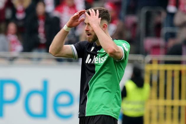 15.02.2025, xmohx, Fussball 2.Bundesliga, 1.FC Kaiserslautern - Hannover 96 v.l. Boris Tomiak (Hannover 96) (DFL DFB REGULATIONS PROHIBIT ANY USE OF PHOTOGRAPHS as IMAGE SEQUENCES and or QUASI-VIDEO) Kaiserslautern