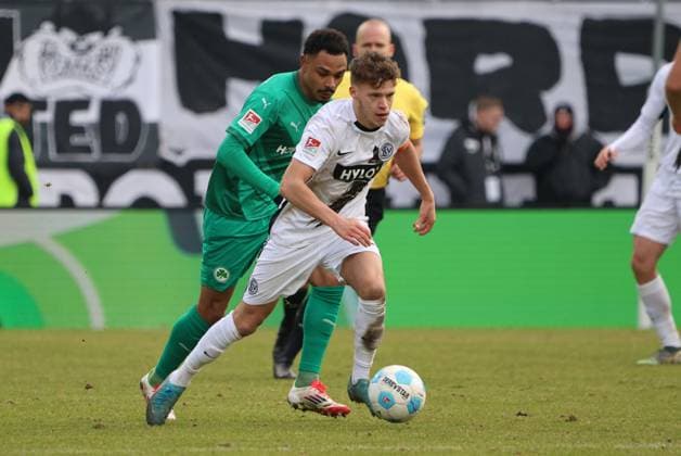 15.02.2025, Fussball, Herren, 2. Bundesliga, Saison 2024 2025, SV 07 Elversberg - SpVgg Greuther Fürth, Robin Fellhauer (SV 07 Elversberg), Sacha Banse (SpVgg Greuther Fürth) Elversberg Ursapharm-Arena an der Kaiserlinde Saarland Deutschland (DE)