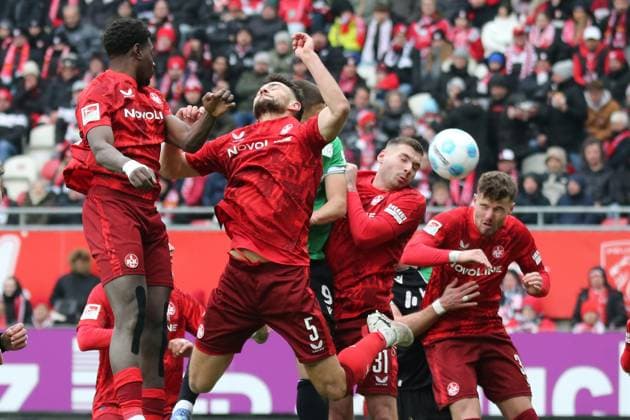 15.02.2025, xmohx, Fussball 2.Bundesliga, 1.FC Kaiserslautern - Hannover 96 v.l. Ragnar Ache (1. FC Kaiserslautern) Maximilian Bauer (1. FC Kaiserslautern) Nicolo Tresoldi (Hannover 96) Luca Sirch (1. FC Kaiserslautern) Jan Elvedi (1. FC Kaiserslautern)Zweikampf, Aktion, action, battle for the ball (DFL DFB REGULATIONS PROHIBIT ANY USE OF PHOTOGRAPHS as IMAGE SEQUENCES and or QUASI-VIDEO) Kaiserslautern