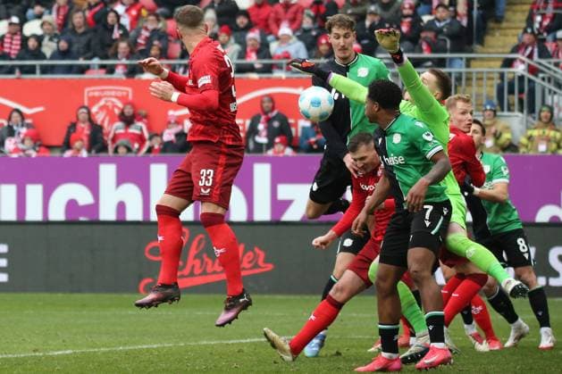 15.02.2025, xmohx, Fussball 2.Bundesliga, 1.FC Kaiserslautern - Hannover 96 v.l. Jan Elvedi (1. FC Kaiserslautern) Jessic Ngankam (Hannover 96) Julian Krahl (1. FC Kaiserslautern) (DFL DFB REGULATIONS PROHIBIT ANY USE OF PHOTOGRAPHS as IMAGE SEQUENCES and or QUASI-VIDEO) Kaiserslautern