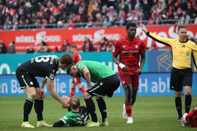 15.02.2025, xmohx, Fussball 2.Bundesliga, 1.FC Kaiserslautern - Hannover 96 v.l. Marcel Halstenberg (Hannover 96) Lars Gindorf (Hannover 96) Boris Tomiak (Hannover 96) Schiedsrichter Referee Dr. Robert Kampka. Ragnar Ache (1. FC Kaiserslautern) (DFL DFB REGULATIONS PROHIBIT ANY USE OF PHOTOGRAPHS as IMAGE SEQUENCES and or QUASI-VIDEO) Kaiserslautern