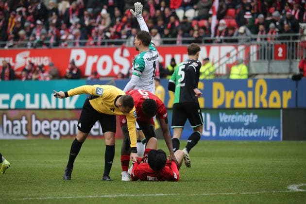 15.02.2025, xmohx, Fussball 2.Bundesliga, 1.FC Kaiserslautern - Hannover 96 v.l. Schiedsrichter Referee Dr. Robert Kampka. Daisuke Yokota (1. FC Kaiserslautern) Ron-Robert Zieler (Hannover 96) Ragnar Ache (1. FC Kaiserslautern) (DFL DFB REGULATIONS PROHIBIT ANY USE OF PHOTOGRAPHS as IMAGE SEQUENCES and or QUASI-VIDEO) Kaiserslautern
