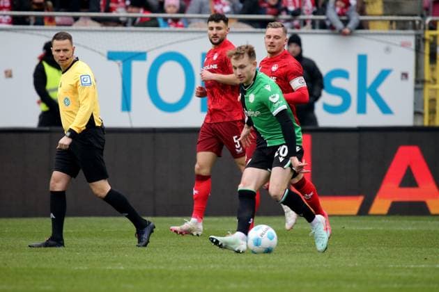 15.02.2025, xmohx, Fussball 2.Bundesliga, 1.FC Kaiserslautern - Hannover 96 v.l. Schiedsrichter Referee Dr. Robert Kampka. Marlon Ritter (1. FC Kaiserslautern) Jannik Dehm (Hannover 96) (DFL DFB REGULATIONS PROHIBIT ANY USE OF PHOTOGRAPHS as IMAGE SEQUENCES and or QUASI-VIDEO) Kaiserslautern