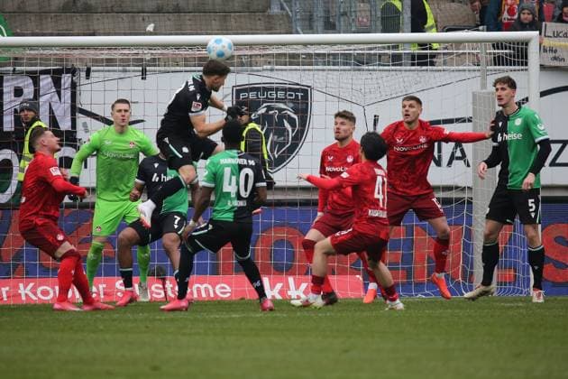 15.02.2025, xmohx, Fussball 2.Bundesliga, 1.FC Kaiserslautern - Hannover 96 v.l. Julian Krahl (1. FC Kaiserslautern) Enzo Leopold (Hannover 96) Rabbi Matondo (Hannover 96) Daisuke Yokota (1. FC Kaiserslautern) Jan Elvedi (1. FC Kaiserslautern) (DFL DFB REGULATIONS PROHIBIT ANY USE OF PHOTOGRAPHS as IMAGE SEQUENCES and or QUASI-VIDEO) Kaiserslautern