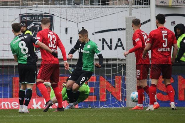 15.02.2025, xmohx, Fussball 2.Bundesliga, 1.FC Kaiserslautern - Hannover 96 v.l. Julian Krahl (1. FC Kaiserslautern) Enzo Leopold (Hannover 96) Rabbi Matondo (Hannover 96) Daisuke Yokota (1. FC Kaiserslautern) Jan Elvedi (1. FC Kaiserslautern) (DFL DFB REGULATIONS PROHIBIT ANY USE OF PHOTOGRAPHS as IMAGE SEQUENCES and or QUASI-VIDEO) Kaiserslautern