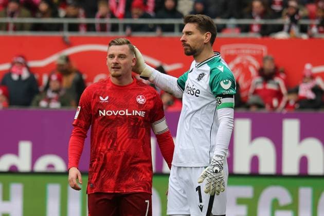 15.02.2025, xmohx, Fussball 2.Bundesliga, 1.FC Kaiserslautern - Hannover 96 v.l. Marlon Ritter (1. FC Kaiserslautern) Ron-Robert Zieler (Hannover 96) (DFL DFB REGULATIONS PROHIBIT ANY USE OF PHOTOGRAPHS as IMAGE SEQUENCES and or QUASI-VIDEO) Kaiserslautern