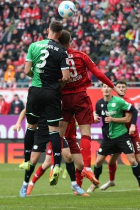 15.02.2025, xmohx, Fussball 2.Bundesliga, 1.FC Kaiserslautern - Hannover 96 v.l. Boris Tomiak (Hannover 96) Erik Wekesser (1. FC Kaiserslautern) Zweikampf, Aktion, action, battle for the ball (DFL DFB REGULATIONS PROHIBIT ANY USE OF PHOTOGRAPHS as IMAGE SEQUENCES and or QUASI-VIDEO) Kaiserslautern