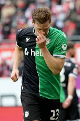15.02.2025, xmohx, Fussball 2.Bundesliga, 1.FC Kaiserslautern - Hannover 96 v.l. Marcel Halstenberg (Hannover 96) (DFL DFB REGULATIONS PROHIBIT ANY USE OF PHOTOGRAPHS as IMAGE SEQUENCES and or QUASI-VIDEO) Kaiserslautern