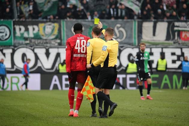 15.02.2025, xmohx, Fussball 2.Bundesliga, 1.FC Kaiserslautern - Hannover 96 v.l. ee Dr. Robert Kampka. zeigt die gelbe Karte Faride Alidou (1. FC Kaiserslautern) (DFL DFB REGULATIONS PROHIBIT ANY USE OF PHOTOGRAPHS as IMAGE SEQUENCES and or QUASI-VIDEO) Kaiserslautern