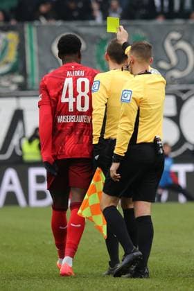 15.02.2025, xmohx, Fussball 2.Bundesliga, 1.FC Kaiserslautern - Hannover 96 v.l. ee Dr. Robert Kampka. zeigt die gelbe Karte Faride Alidou (1. FC Kaiserslautern) (DFL DFB REGULATIONS PROHIBIT ANY USE OF PHOTOGRAPHS as IMAGE SEQUENCES and or QUASI-VIDEO) Kaiserslautern