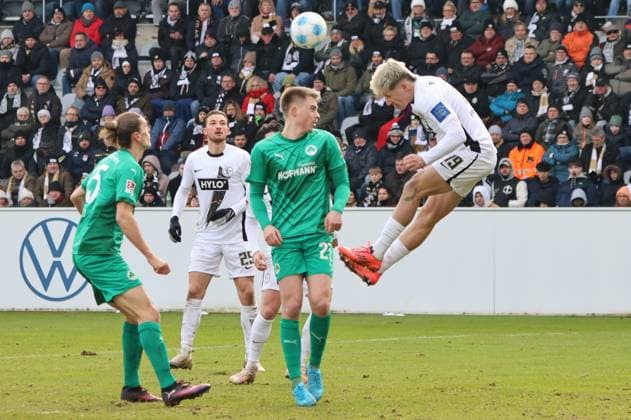 15.02.2025, Fussball, Herren, 2. Bundesliga, Saison 2024 2025, SV 07 Elversberg - SpVgg Greuther Fürth, Lukas Pinckert (SV 07 Elversberg), Luca Itter (SpVgg Greuther Fürth), Noah Loosli (SpVgg Greuther Fürth) Elversberg Ursapharm-Arena an der Kaiserlinde Saarland Deutschland (DE)