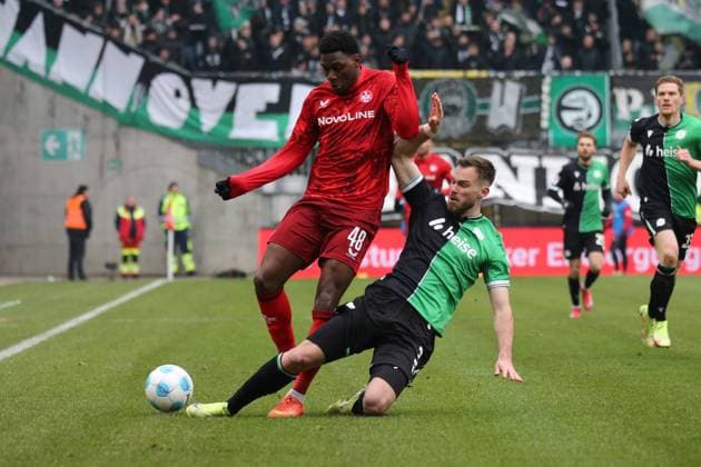 15.02.2025, xmohx, Fussball 2.Bundesliga, 1.FC Kaiserslautern - Hannover 96 v.l. Faride Alidou (1. FC Kaiserslautern) Boris Tomiak (Hannover 96) Zweikampf, Aktion, action, battle for the ball (DFL DFB REGULATIONS PROHIBIT ANY USE OF PHOTOGRAPHS as IMAGE SEQUENCES and or QUASI-VIDEO) Kaiserslautern