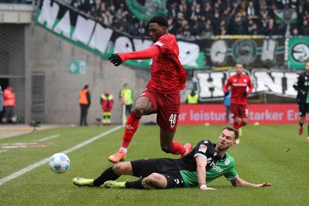 15.02.2025, xmohx, Fussball 2.Bundesliga, 1.FC Kaiserslautern - Hannover 96 v.l. Faride Alidou (1. FC Kaiserslautern) Boris Tomiak (Hannover 96) Zweikampf, Aktion, action, battle for the ball (DFL DFB REGULATIONS PROHIBIT ANY USE OF PHOTOGRAPHS as IMAGE SEQUENCES and or QUASI-VIDEO) Kaiserslautern