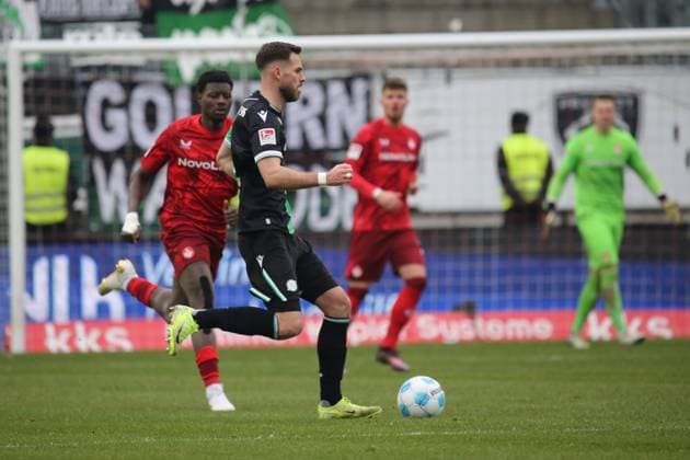 15.02.2025, xmohx, Fussball 2.Bundesliga, 1.FC Kaiserslautern - Hannover 96 v.l. Ragnar Ache (1. FC Kaiserslautern) Boris Tomiak (Hannover 96) Zweikampf, Aktion, action, battle for the ball (DFL DFB REGULATIONS PROHIBIT ANY USE OF PHOTOGRAPHS as IMAGE SEQUENCES and or QUASI-VIDEO) Kaiserslautern