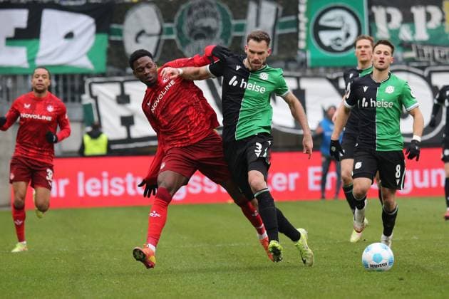 15.02.2025, xmohx, Fussball 2.Bundesliga, 1.FC Kaiserslautern - Hannover 96 v.l. Faride Alidou (1. FC Kaiserslautern) Boris Tomiak (Hannover 96) Phil Yannik Neumann (Hannover 96) Zweikampf, Aktion, action, battle for the ball (DFL DFB REGULATIONS PROHIBIT ANY USE OF PHOTOGRAPHS as IMAGE SEQUENCES and or QUASI-VIDEO) Kaiserslautern
