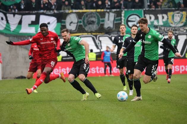 15.02.2025, xmohx, Fussball 2.Bundesliga, 1.FC Kaiserslautern - Hannover 96 v.l. Faride Alidou (1. FC Kaiserslautern) Boris Tomiak (Hannover 96) Phil Yannik Neumann (Hannover 96) Zweikampf, Aktion, action, battle for the ball (DFL DFB REGULATIONS PROHIBIT ANY USE OF PHOTOGRAPHS as IMAGE SEQUENCES and or QUASI-VIDEO) Kaiserslautern