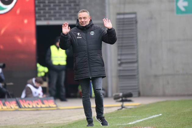 15.02.2025, xmohx, Fussball 2.Bundesliga, 1.FC Kaiserslautern - Hannover 96 v.l. Trainer Andre Breitenreiter (Hannover 96) gibt Anweisungen, gestikuliert, mit den Armen gestikulieren gives instructions, gesticulate (DFL DFB REGULATIONS PROHIBIT ANY USE OF PHOTOGRAPHS as IMAGE SEQUENCES and or QUASI-VIDEO) Kaiserslautern