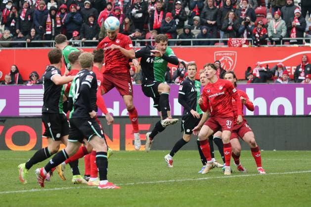 15.02.2025, xmohx, Fussball 2.Bundesliga, 1.FC Kaiserslautern - Hannover 96 v.l. Torchance Maximilian Bauer (1. FC Kaiserslautern) (DFL DFB REGULATIONS PROHIBIT ANY USE OF PHOTOGRAPHS as IMAGE SEQUENCES and or QUASI-VIDEO) Kaiserslautern