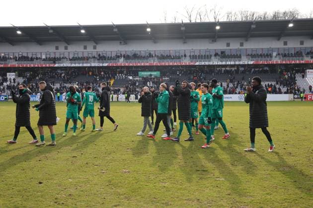 15.02.2025, Fussball, Herren, 2. Bundesliga, Saison 2024 2025, SV 07 Elversberg - SpVgg Greuther Fürth, Die Mannschaft (SpVgg Greuther Fürth) bedankt sich bei den Fans Elversberg Ursapharm-Arena an der Kaiserlinde Saarland Deutschland (DE)