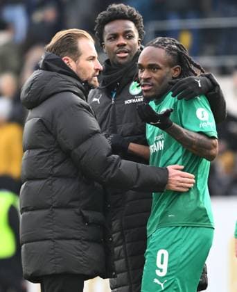 14.02.2025 - Fussball - Saison 2024 2025 - 2. Fussball - Bundesliga - 22. Spieltag: SV Elversberg - SpVgg Greuther Fürth ( Kleeblatt ) - Sportfoto Zink - xwoxzix - DFL regulations prohibit any use of photographs as image sequences and or quasi-video - only for editorial use - Jan Siewert ( Trainer SpVgg Greuther Fürth ) Gideon Jung ( 23, SpVgg Greuther Fürth ) Noel Futkeu (9, SpVgg Greuther Fürth ) enttäuscht Enttäuschung nach Spielende