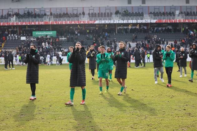 15.02.2025, Fussball, Herren, 2. Bundesliga, Saison 2024 2025, SV 07 Elversberg - SpVgg Greuther Fürth, Die Mannschaft (SpVgg Greuther Fürth) bedankt sich bei den Fans Elversberg Ursapharm-Arena an der Kaiserlinde Saarland Deutschland (DE)