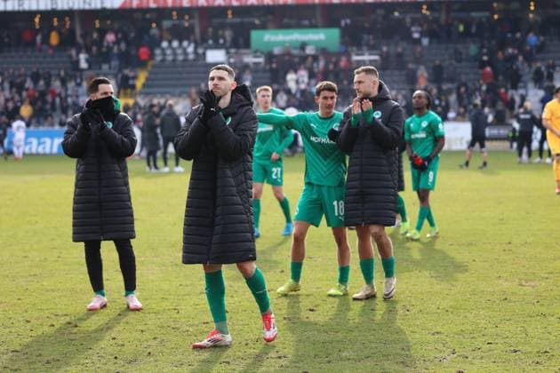 15.02.2025, Fussball, Herren, 2. Bundesliga, Saison 2024 2025, SV 07 Elversberg - SpVgg Greuther Fürth, Die Mannschaft (SpVgg Greuther Fürth) bedankt sich bei den Fans Elversberg Ursapharm-Arena an der Kaiserlinde Saarland Deutschland (DE)
