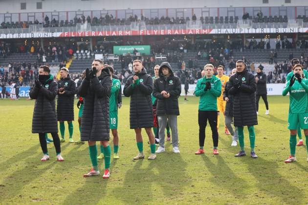 15.02.2025, Fussball, Herren, 2. Bundesliga, Saison 2024 2025, SV 07 Elversberg - SpVgg Greuther Fürth, Die Mannschaft (SpVgg Greuther Fürth) bedankt sich bei den Fans Elversberg Ursapharm-Arena an der Kaiserlinde Saarland Deutschland (DE)